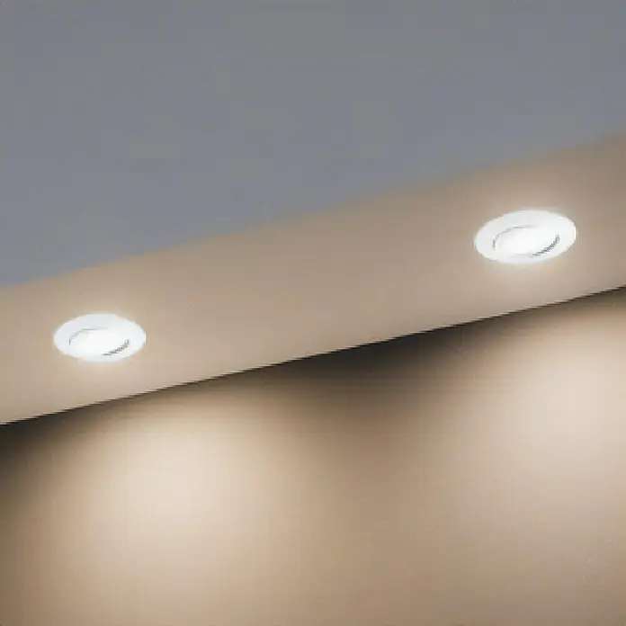 Eglo LED-Einbauleuchten-Set Pineda - 4,9 W, L x B x H: 8,4 x 8,4 x 4 cm, Weiß, 3 Stk., Warmweiß - Zwei Einbaustrahler leuchten eine beige Wand aus, während die Decke darüber in einem hellen Grau gehalten ist.