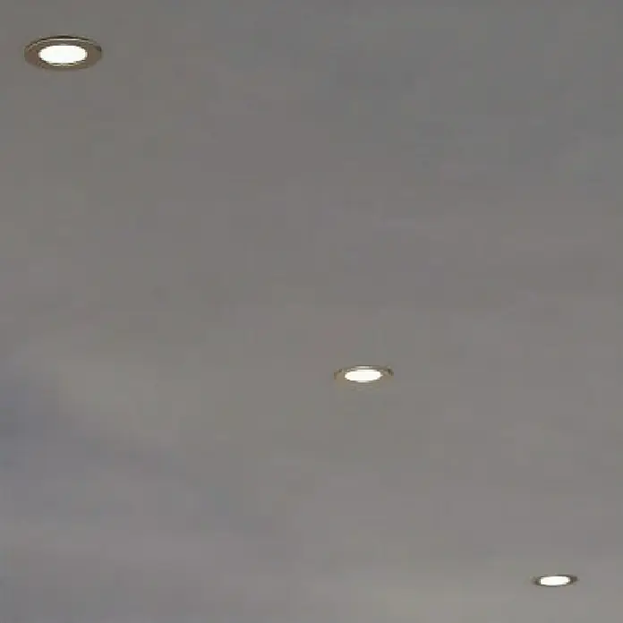 Eglo Fueva 5 LED-Einbauleuchte - 2,7 W, Nickel matt, Warmweiß - Deckenansicht mit drei eingebauten Strahlern, die helles Licht spenden und eine moderne Atmosphäre schaffen.