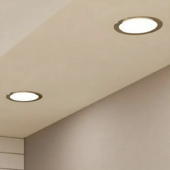 Eglo Fueva 5 LED-Einbauspot - 10,5 W, Warmweiß, Nickel matt, Ø x H: 16,6 x 2,6 cm - Zwei moderne LED-Deckeneinbauleuchten mit runden Metallrahmen erhellen eine beigefarbene Decke und sorgen für ein helles, einladendes Ambiente.