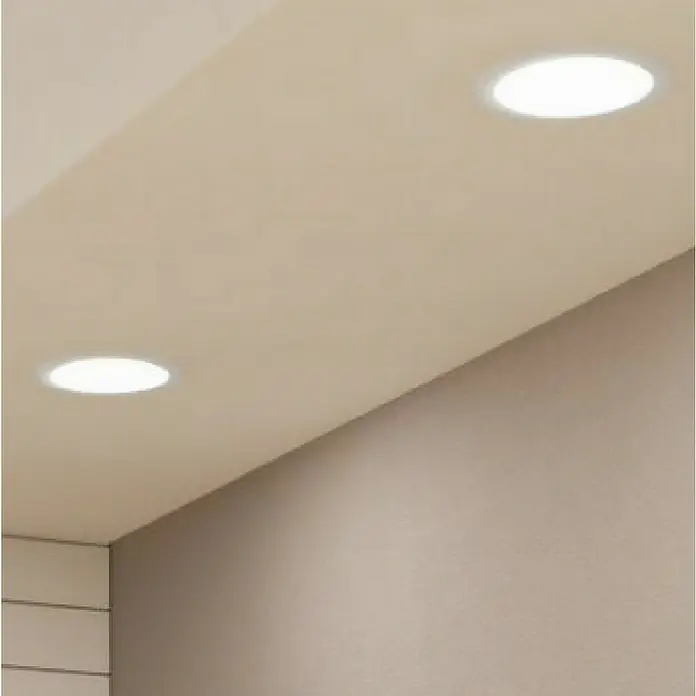 Eglo Fueva 5 Foco LED empotrable - 10,5 W, Blanco cálido, Blanco, Ø x Al: 16,6 x 2,6 cm, Intensidad regulable - Primer plano de dos downlights LED empotrados en el techo que proporcionan una iluminación brillante y eficiente en un diseño de habitación moderno.