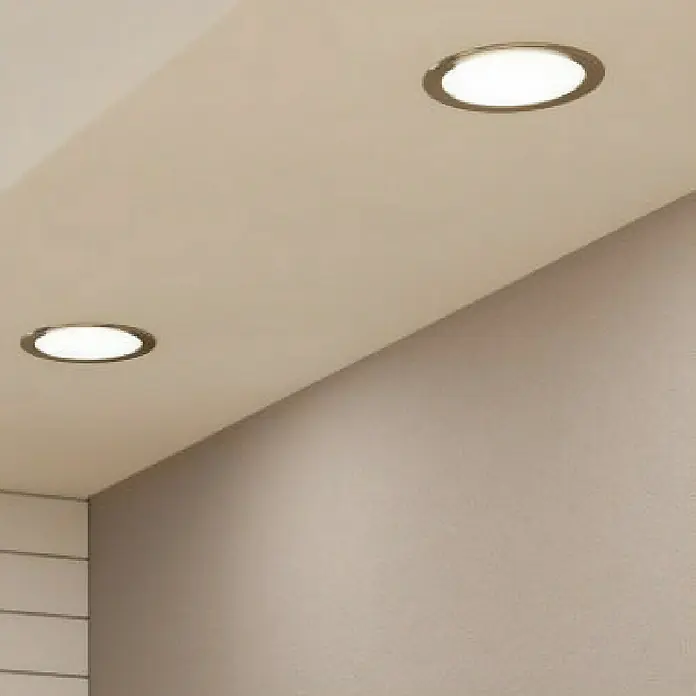 Eglo Fueva 5 LED-Einbauleuchte rund - 10,5 W, Ø x H: 16,6 cm x 2,6 mm, Neutralweiß - Nahaufnahme von zwei runden Einbaustrahlern in einer hellen Decke, die ein modernes und minimalistisches Design hervorheben.