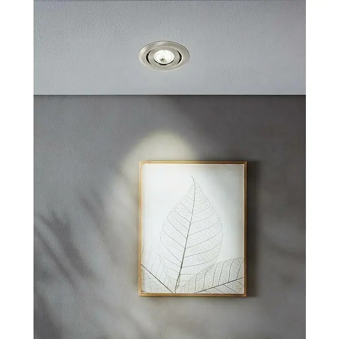Eglo LED-Einbauleuchten-Set rund SALICETO MINI-PUCK - 4,2 W, Ø x H: 7,7 x 2,3 cm, Nickel-matt, Warmweiß - Deckenleuchte strahlt Licht auf ein gerahmtes Bild mit einem Blattmotiv an einer grauen Wand und sorgt für eine angenehme Atmosphäre.