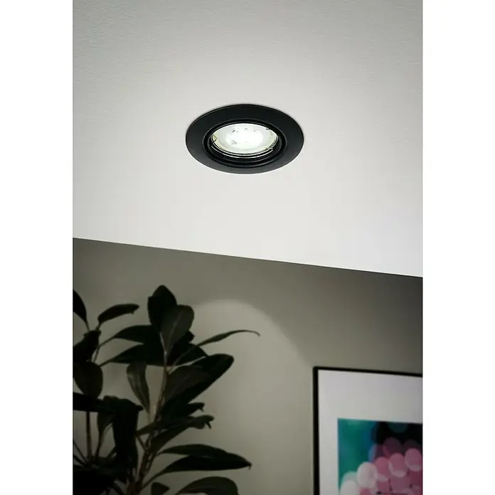 Eglo LED-Einbauleuchten-Set rund SALICETO MINI-PUCK - 4,2 W, Ø x H: 7,7 x 2,3 cm, Schwarz, Warmweiß - Nahaufnahme einer schwarzen Einbaulampe in einer weißen Decke, die modernes Design und Beleuchtungslösungen hervorhebt.
