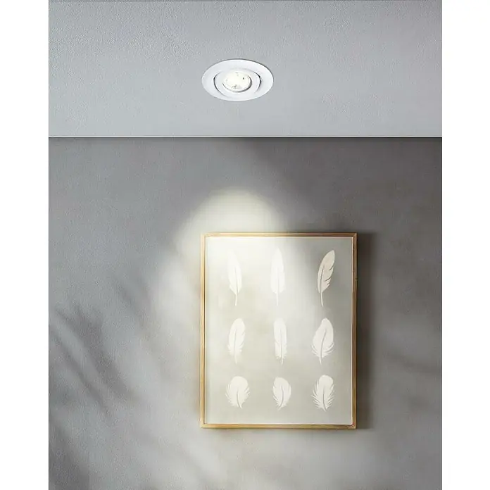 Eglo LED-Einbauleuchten-Set rund SALICETO MINI-PUCK 1 - 4,2 W, Ø x H: 7,7 x 2,3 cm, Weiß, Warmweiß - Einbaustrahler an der Decke beleuchtet ein an der Wand hängendes Bild mit Federdesign, wodurch ein heller Akzent entsteht.