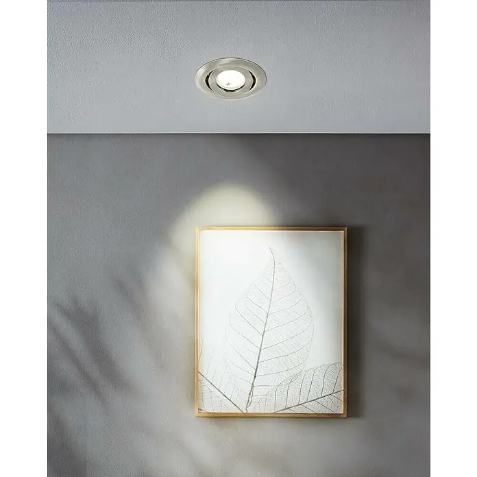 Eglo LED-Einbauleuchten-Set rund SALICETO MINI-PUCK - 4,2 W, Ø x H: 7,7 x 2,3 cm, Nickel-matt, Warmweiß - Nahaufnahme einer modernen Deckenleuchte, die ein gerahmtes Kunstwerk mit einem filigranen Blattmotiv anstrahlt und ein helles, einladendes Ambiente schafft.