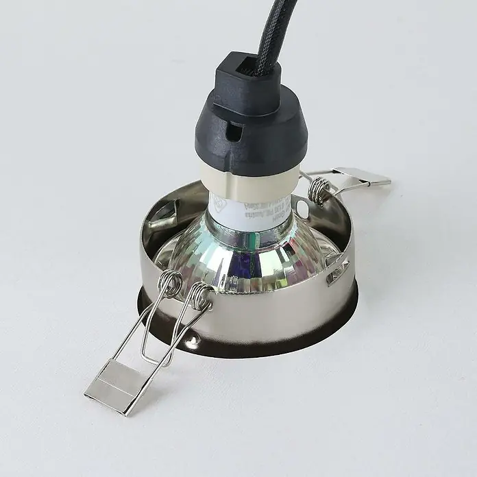 Eglo LED-Einbauleuchten-Set rund Peneto - Warmweiß, Durchmesser: 87 mm, Einbaudurchmesser: 70 mm - Nahaufnahme einer Halogenlampe mit Metalleinfassung und schwarzem Kabel, ideal für fokussierte Beleuchtung.