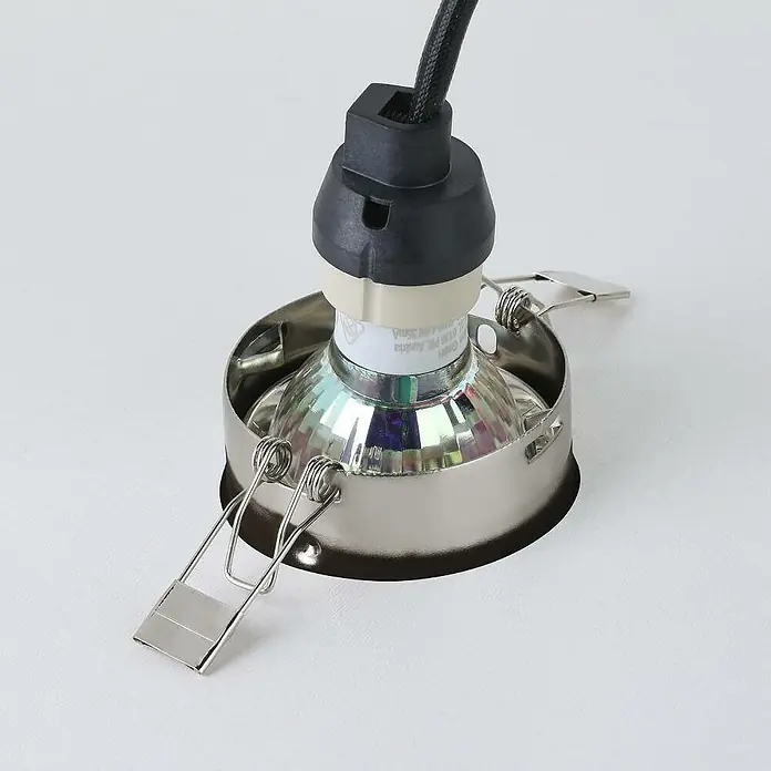 Eglo LED-Einbauleuchte rund Peneto - 15 W, Ø x H: 8,7 x 11,5 cm, Edelstahl, Warmweiß, Gesamtstückzahl: 3 Stk. - Nahaufnahme einer Halogenlampe mit Lampenfassung und Metallgehäuse.