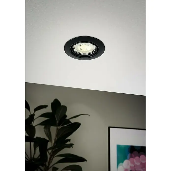 Eglo LED-Einbauleuchten-Set rund SALICETO MINI-PUCK - 4,2 W, Ø x H: 7,7 x 2,3 cm, Schwarz, Warmweiß - Nahaufnahme einer schwarzen Einbaulampe an einer weißen Decke, die ein modernes und minimalistisches Designelement hervorhebt.