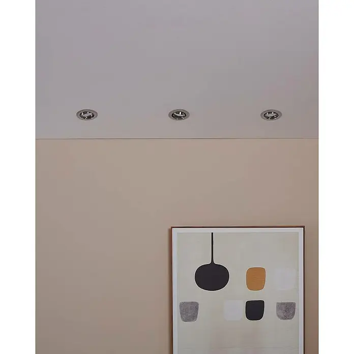 Eglo LED-Einbauleuchte rund Peneto - 15 W, Ø x H: 8,7 x 11,5 cm, Edelstahl, Warmweiß, Gesamtstückzahl: 3 Stk. - Deckenansicht mit drei Deckeneinbauleuchten in Chrom und darunter ein abstraktes Kunstwerk an einer beigen Wand.
