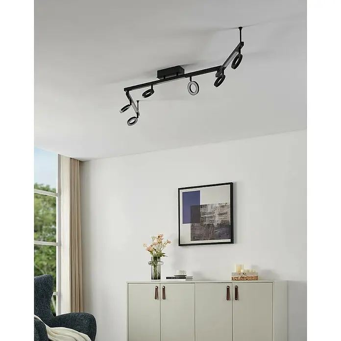 Eglo Cardillio 2 LED-Deckenstrahler - 29,1 W, L x B x H: 158,5 x 8,5 x 17,5 cm, Schwarz, Warmweiß, 9 Stk. - Nahaufnahme einer modernen, schwarzen LED-Deckenleuchte mit mehreren Strahlern in einem stilvollen Wohnraum.