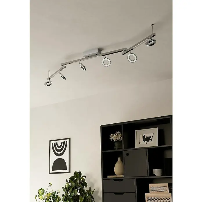 Eglo LED-Deckenstrahler Cardillio 1 - 29,1 W, Chrom, Warmweiß - Eine moderne Deckenleuchte mit sechs Strahlern in einem stilvollen Raum. Die Leuchte setzt elegante Akzente und sorgt für angenehmes Licht.
