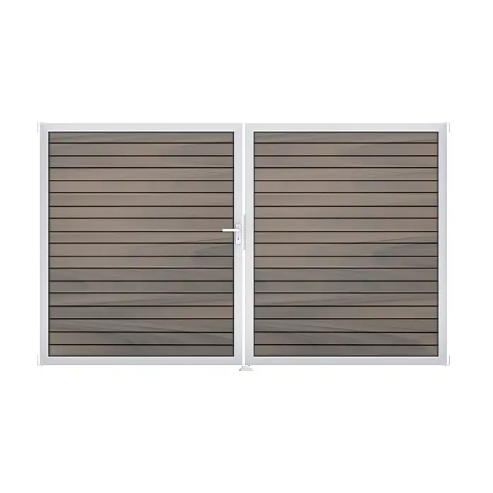 GroJa Gartentor Rhombus - 300 x 180 cm, Beige (EV1), DIN Anschlag: Links - Doppeltür mit horizontalen braunen Holzlamellen und weißem Rahmen, mit weißem Griff.