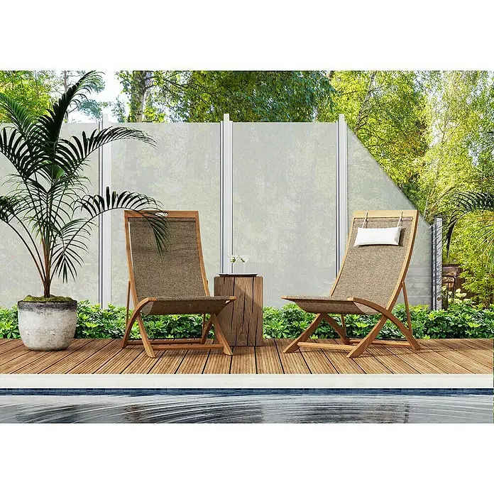 GroJa Ambiente Sichtschutzelement - B x H: 90 x 180 cm - Zwei Holz-Liegestühle mit gewebten Sitzen und ein Holz-Beistelltisch auf einer Terrasse am Pool, ideal zum Entspannen.