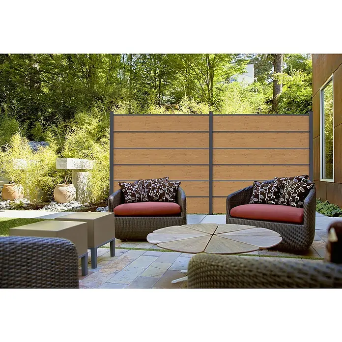 GroJa BasicLine Steckzaun Premium - 180 x 180 cm, Asteiche Natur - Sichtschutzzaun in Holzoptik mit dunkelgrauen Pfosten auf einer modernen Terrasse.
