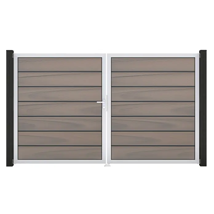 GroJa Solid Gartentor Grande Premium - 300 x 180 cm, Grau (EV1), DIN Anschlag: Links - Zweiflügeliges Tor mit horizontalen braunen Holzoptik-Latten, weißem Rahmen und dunklen Pfosten. Weißer Griff links.