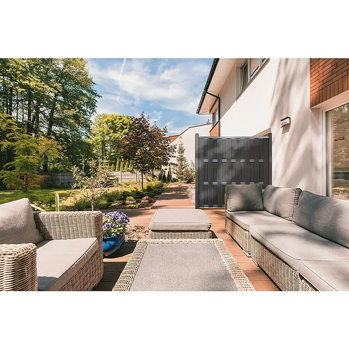 GroJa Steckzaun - 180 x 180 cm, Anthrazitgrau - Dunkelgrauer Sichtschutz auf einer Holzterrasse, der einen Sitzbereich abgrenzt.
