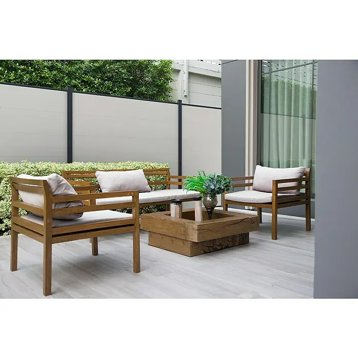 GroJa BasicLine Steckzaun - 180 x 30 cm, Weiß - Hölzerne Outdoor-Sitzgruppe mit zwei Sesseln, einem Sofa und einem Couchtisch, ausgestattet mit hellen Kissen auf einer modernen Terrasse.