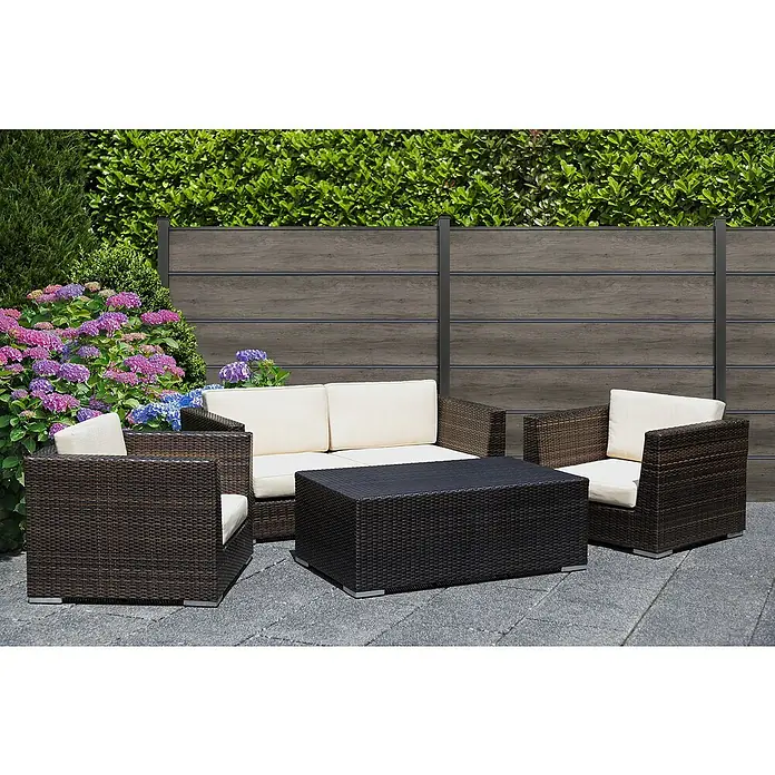 GroJa BasicLine Steckzaun Premium - 180 x 180 cm, Monument Oak - Braunes Lounge-Set aus Polyrattan mit cremefarbenen Kissen: Sofa, zwei Sessel und Couchtisch.