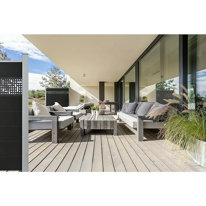 GroJa mix-it Einsatz - L x B x H: 0,4 x 179,5 x 25,5 cm, Aluminium, Mesh - Moderner schwarzer Sichtschutz mit Ziergitter auf einer stilvollen Außenterrasse.