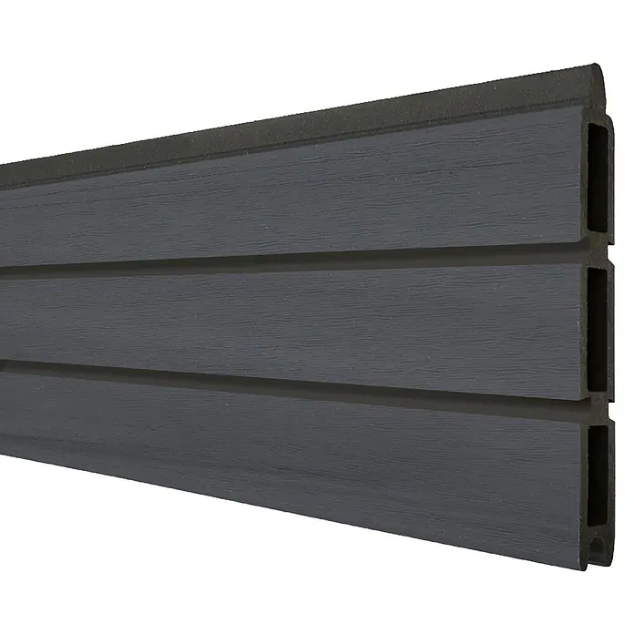 GroJa Solid Steckzaun Rhombus - 180 x 30 cm, Steingrau - Dunkelgraues strukturiertes WPC-Profil, schräg gezeigt mit sichtbarem Hohlkammerprofil auf der rechten Seite.