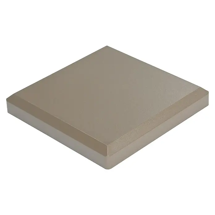 GroJa Abdeckkappe - 7 x 7 cm, Sand - Rechteckige zweischichtige Materialprobe. Oben: mattes Braungrau. Unten: durchscheinendes Weiß.