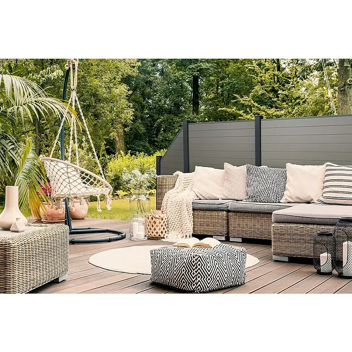 GroJa Solid Steckzaun - 180 x 180 cm, Grau - Gemütliche Outdoor-Lounge auf Holzterrasse mit Polyrattan-Sofa, Schaukelstuhl und modernem Sichtschutz im Garten.