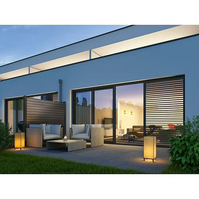GroJa Solid Steckzaun Rhombus - 180 x 180 cm, Beige - Moderne Haus-Terrasse bei Dämmerung mit stilvollen Outdoor-Möbeln, beleuchtet von Stehlampen und warmem Innenlicht.