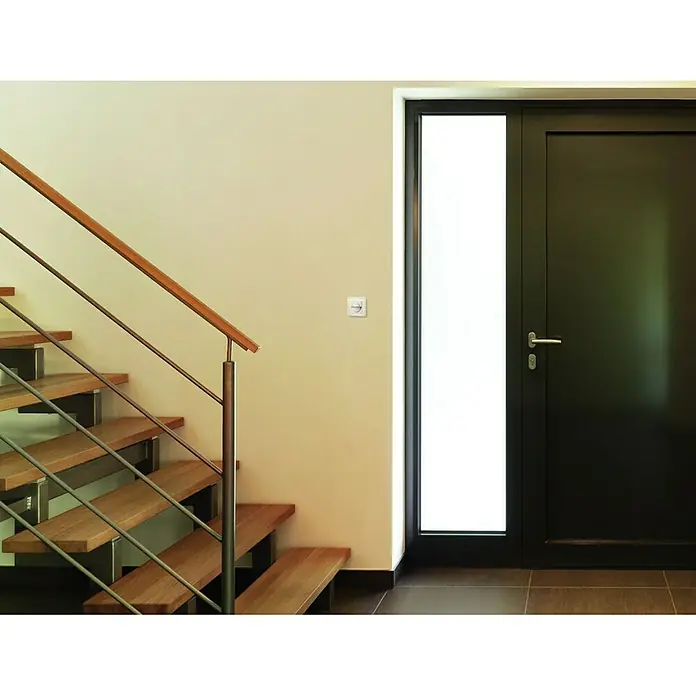 Steinel Bewegungsmelder IR 180 UP easy weiß - Reichweite Sensor: 8 m, Weiß, Erfassungswinkel Sensor: 180 °, L x B x H: 8,1 x 8,1 x 5,7 cm - Das Bild zeigt einen Wandschalter mit Pfeilsymbol in einem modernen Treppenhaus, neben einer Tür mit Glaseinsatz.