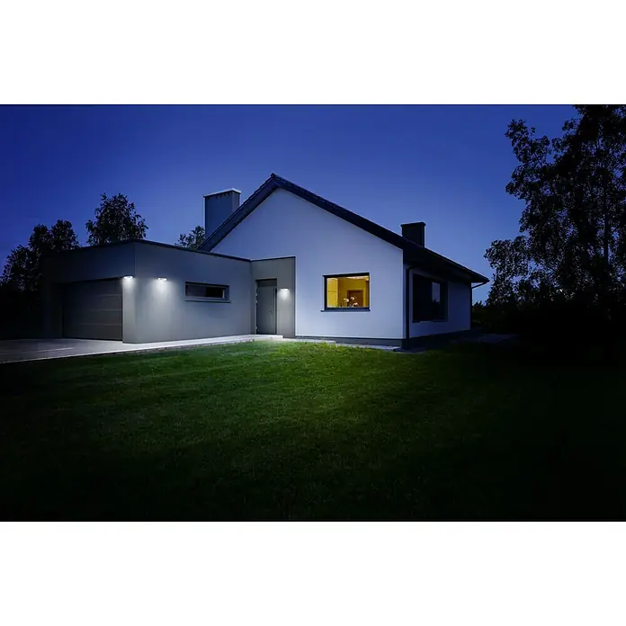 Steinel XSolar Solar-Außenwandleuchte XSOLAR SOL-O S anthrazit - 1,5 W, L x B x H: 24,2 x 9,1 x 5,3 cm, IP44 - Ein modernes Haus mit Außenbeleuchtung erhellt Garten und Fassade in der Abenddämmerung. Energiesparende LED-Leuchten setzen Akzente.