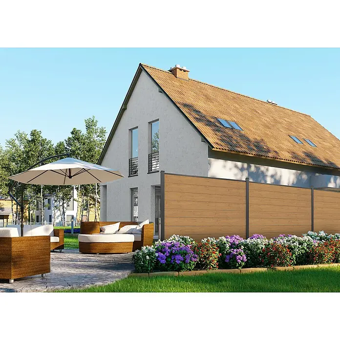 GroJa BasicLine Steckzaun Schmal - 180 x 180 cm, Asteiche Natur - Ein Korbsessel-Set mit weißen Kissen und einem großen weißen Sonnenschirm auf einer Steinterrasse, das einen einladenden Wohnbereich im Freien schafft.