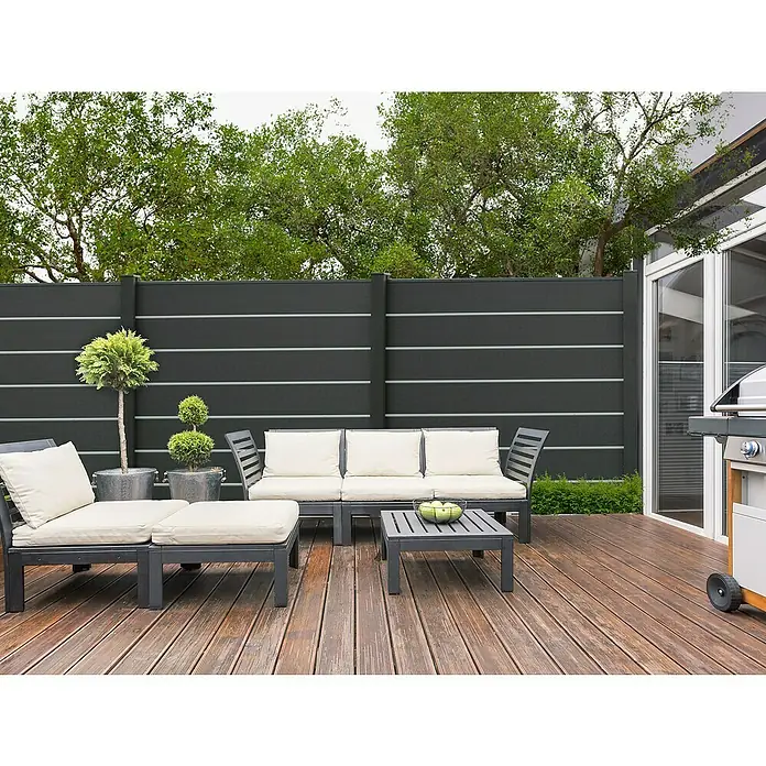 GroJa Solid Steckzaun Grande Premium - 180 x 180 cm, Anthrazitgrau - Dunkelgrauer Lamellen-Sichtschutzzaun auf einer Terrasse mit Gartenmöbeln.