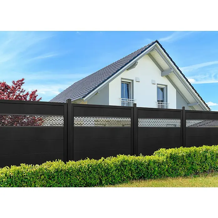 GroJa mix-it Einsatz - L x B x H: 0,4 x 179,5 x 25,5 cm, Aluminium, Cube - Moderner schwarzer Zaun mit dekorativem geometrischem Paneel oben, vor einem zeitgenössischen Haus hinter einer grünen Hecke.