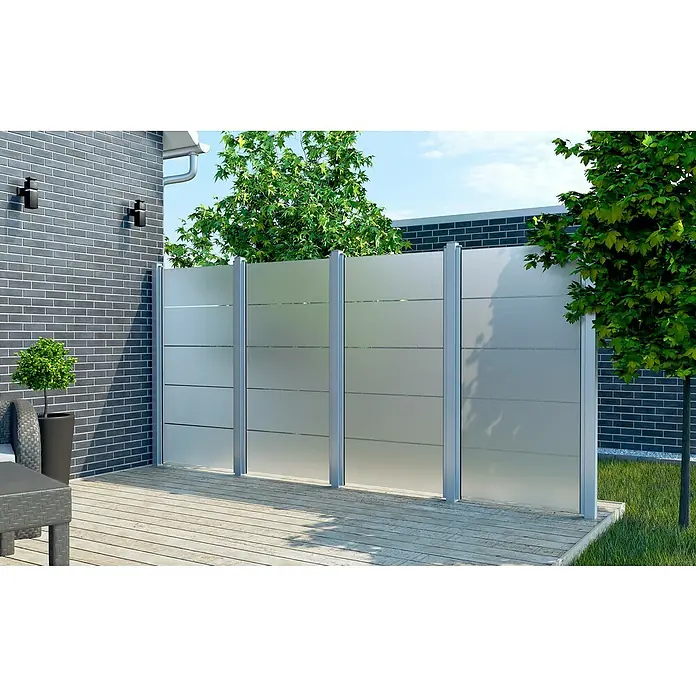 GroJa Ambiente Sichtschutzelement Blockstreifen - B x H: 90 x 180 cm - Sichtschutzwand aus Milchglas mit silbernen Aluminiumpfosten auf einer Holzterrasse für Privatsphäre im Freien.