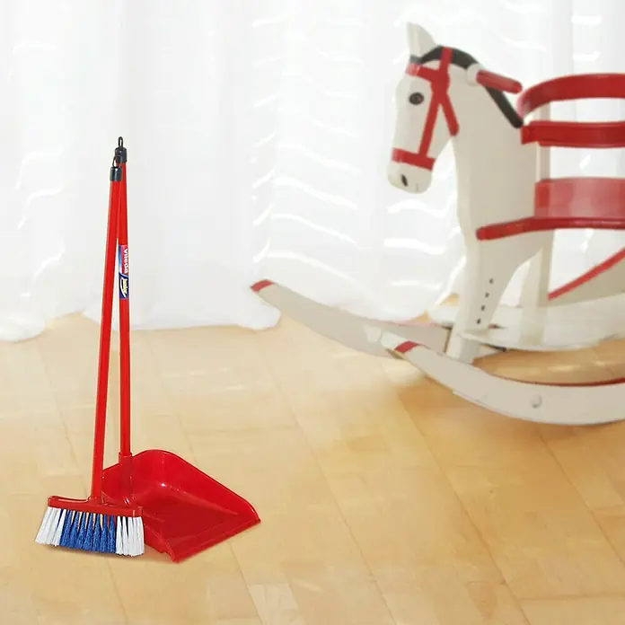 Klein Vileda Kinder-Reinigungs-Set - 2 -tlg. - Abgebildet ist ein rotes Vileda Kehrset mit blau-weißen Borsten vor einem hellen Hintergrund, neben einem Schaukelpferd.