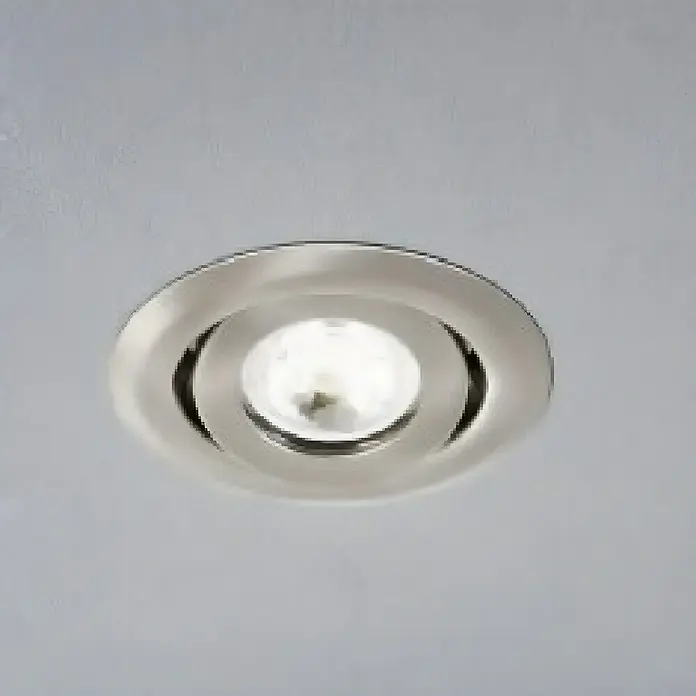 Eglo LED-Einbauleuchten-Set rund SALICETO MINI-PUCK - 4,2 W, Ø x H: 7,7 x 2,3 cm, Nickel-matt, Warmweiß - Nahaufnahme einer modernen, runden Deckenleuchte mit LED-Beleuchtung und silberner Einfassung, die ein helles und effizientes Licht erzeugt.