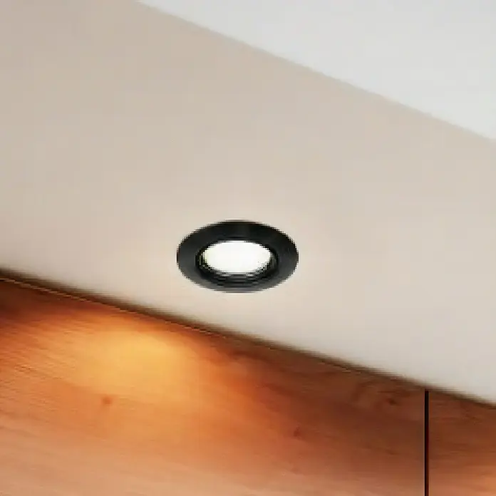 Eglo LED-Einbauleuchten-Set rund SALICETO MINI-PUCK - 4,2 W, Ø x H: 7,7 x 2,3 cm, Schwarz, Warmweiß - Nahaufnahme einer schwarzen Deckenleuchte, die modernes Design und Beleuchtungslösungen für Innenräume hervorhebt.