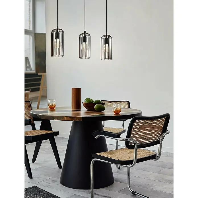 Eglo Roccamena Pendelleuchte - E27 - Drei elegante, schwarze Pendelleuchten über einem Esstisch mit Holzplatte und Korbstühlen. Das minimalistische Design verleiht dem Raum Stil.