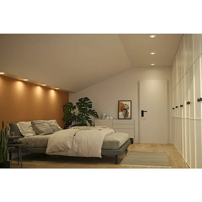 Paulmann Einbauleuchte Sormus - 6,5 W, Ø x H: 10 x 3,3 cm, Weiß, 1 Stk., Warmweiß - Schlafzimmer mit Doppelbett, Nachttisch und Zimmerpflanze für eine entspannte Atmosphäre und einen erholsamen Schlaf in Ihrem Zuhause.
