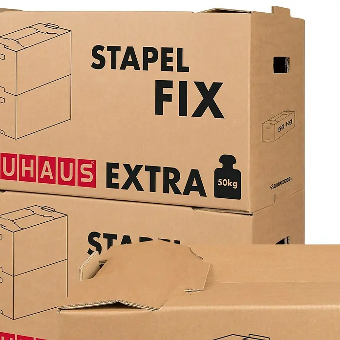 BAUHAUS Umzugskarton Stapel Fix Extra - Traglast: 50 kg, L x B x H: 71 x 36 x 39,5 cm - Nahaufnahme von gestapelten "Stapel Fix" Umzugskartons von Bauhaus Extra. Die Kartons sind braun und mit schwarzer Schrift bedruckt.
