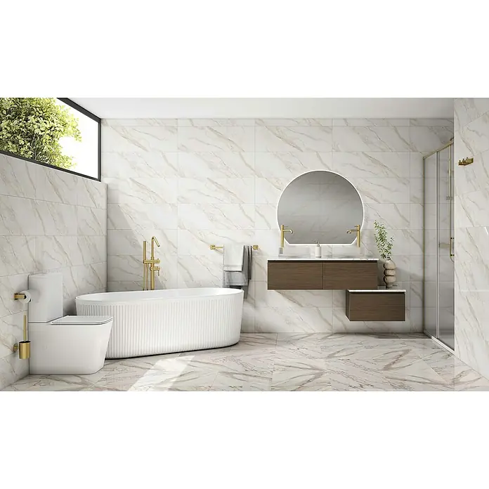 Camargue Espejo con luz Duved - Diámetro: 100 cm, Plateado - Baño luminoso con azulejos de mármol, bañera exenta, inodoro y mueble de baño con espejo redondo para un ambiente elegante.