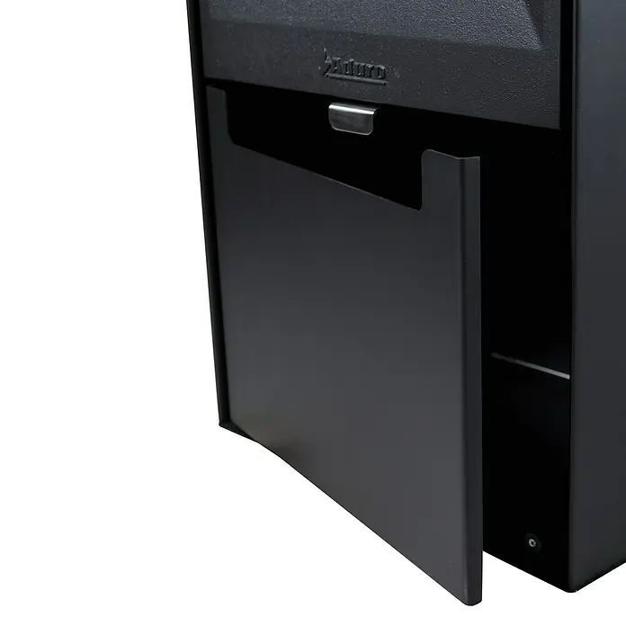 Aduro Kaminofen 14 - 6,5 kW, Raumheizvermögen: 334 m³, Material Verkleidung: Stahl, Schwarz - Nahaufnahme eines schwarzen Aduro-Holzofens mit offener Tür, der das Innere zeigt und die Marke hervorhebt.