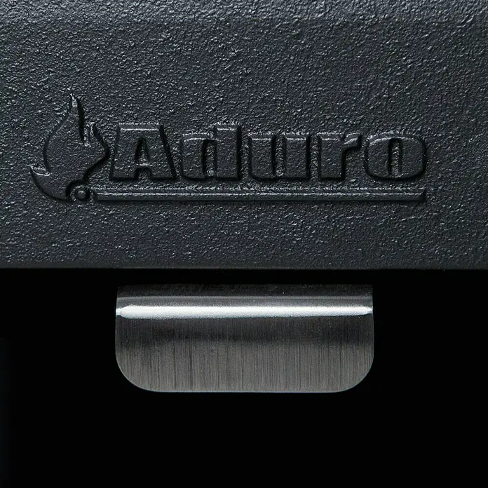 Aduro Kaminofen 14 - 6,5 kW, Raumheizvermögen: 334 m³, Material Verkleidung: Stahl, Schwarz - Nahaufnahme eines Aduro-Holzofens mit einem Metallgriff, der die hochwertige Verarbeitung und das elegante Design des Ofens hervorhebt.