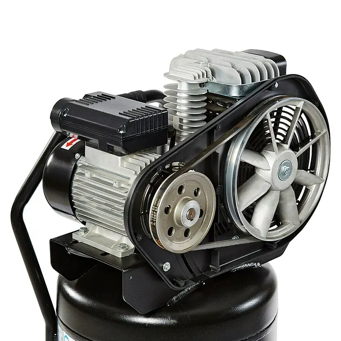 Herkules Pro-Line Compresor B2800B/3M/90 - Presión máx.: 10 bar, 2.200 W, 90 l - Primer plano de un compresor de aire con motor, transmisión por correa y ventilador de refrigeración sobre un tanque negro.