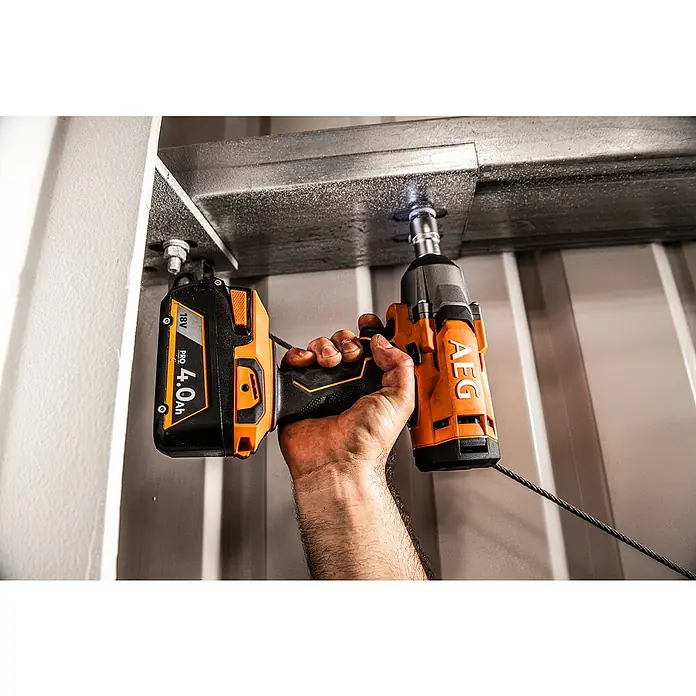 AEG Pro 18V Akku-Schlagschrauber BSS 18C12ZC - 18 V, Ohne Akku, 439 Nm - Hand bedient einen orange-schwarzen AEG 18V 4.0Ah Schlagschrauber, der eine Schraube an einem Metallträger sichert.