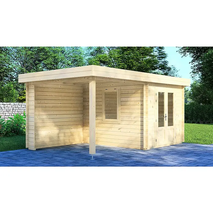 Joda Gartenhaus Valen - Außenmaß inkl. Dachüberstand (B x T): 585 x 290 cm, Holz, Natur - Ein helles Holzgartenhaus mit Flachdach und Glastüren steht auf einer blauen Steinterrasse, umgeben von Grün.