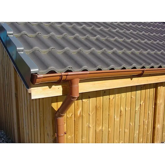 Joda Dachrinnen-Set Helsinki 1 - Passend für: Joda® Gartenhaus Helsinki mit Sockelmaß 248 x 428 cm - Braunes Kunststoff-Dachrinnensystem mit Fallrohr an einem Holzschuppen mit dunklem Ziegeldach.