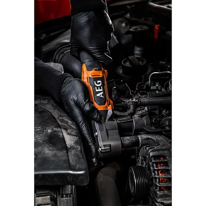 AEG Pro 18V Akku-Schlagschrauber BSS 18SRA38BL - ⅜″ Außenvierkant, 18 V, Ohne Akku, 320 Nm - Person in schwarzen Handschuhen verwendet ein orange-schwarzes AEG Elektrowerkzeug an einem Automotor.