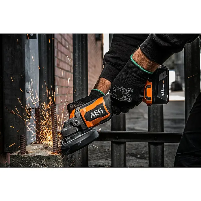 AEG Pro 18V Akku-Winkelschleifer BEWS 18-125BLPX2 - 18 V, Ohne Akku, Durchmesser Scheibe: 125 mm - Person verwendet einen orange-schwarzen AEG Winkelschleifer zum Trennen von Metallschrauben, dabei entstehen Funken.