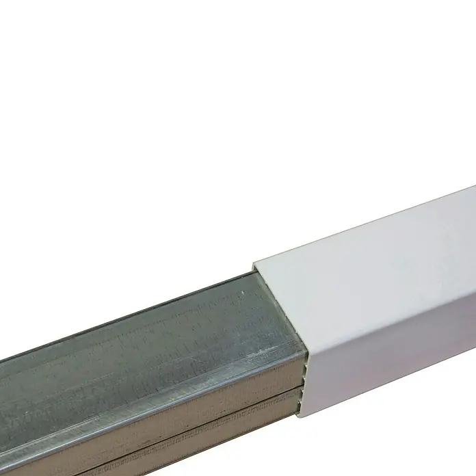 Joda Pfosten - 199 x 10 x 10 cm, Passend für: PVC Sichtschutzzaun Santa Cruz, Weiß, Zum Einbetonieren - Nahaufnahme einer Kabelrinne mit weißer Abdeckung, die Kabelmanagement und Schutz in Installationen bietet.