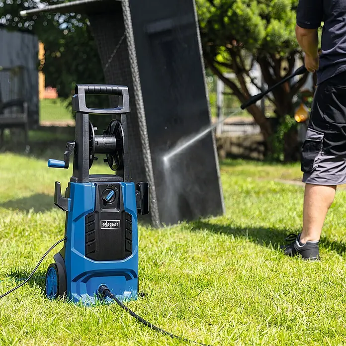 Scheppach Hochdruckreiniger HCE2800 - 2.400 W, Max. Druck: 180 bar, Fördermenge: 480 l/h - Der Scheppach Hochdruckreiniger im Einsatz im Garten, ideal für Reinigungsarbeiten rund ums Haus. Kompakt, leistungsstark und einfach zu bedienen.